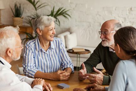 Quatre Seniors qui discutent